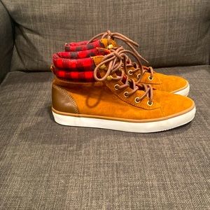 Gap kids boys size one lace up suede boots.